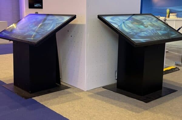 עמדות אינטראקטיביות עם מסך גדול 1